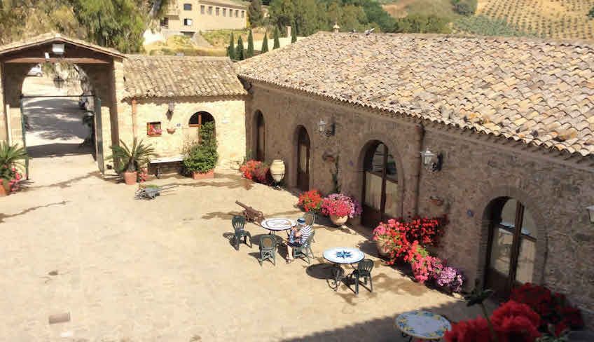 Sicilian tipical house - sicily wine travel