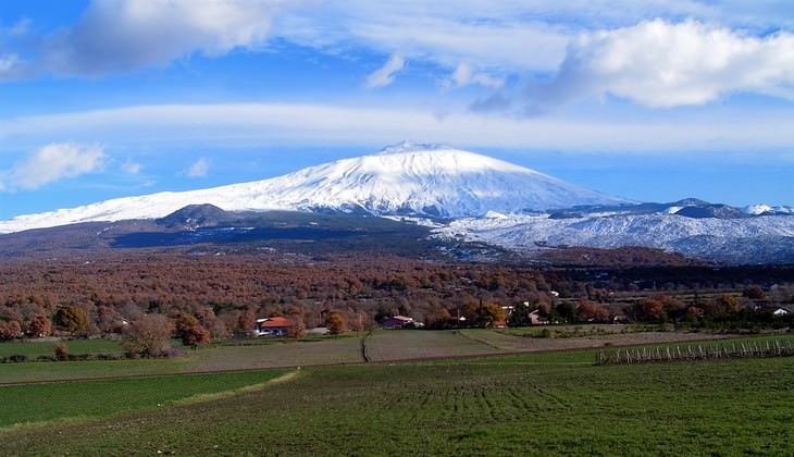 hiking Etna - trekking in the mountains