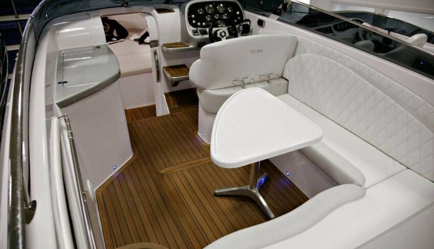 Interno yacht