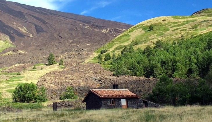 Hiking Etna - trekking in the volcano